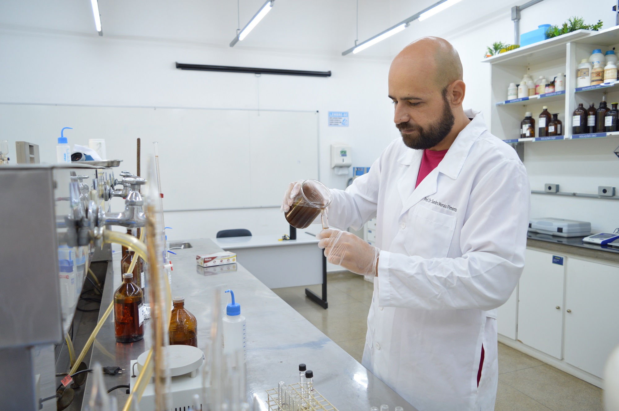 Coordenador da pesquisa, professor Sandro Pimenta, realiza a análise das amostras de chorume nos laboratórios da área de Meio Ambiente do Câmpus Goiânia do IFG.